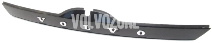 Madlo/tlačítko zámku kufru s lištou P3 V60/V60 XC bez Keyless, bez parkovací kamery